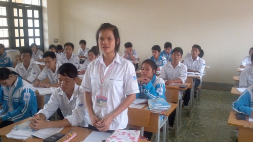 Thường trực Hội Khuyến học trao học bổng cho học sinh có hoàn cảnh khó khăn tại huyện Nậm Pồ