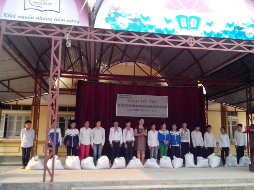 GDTrH - Trao hỗ trợ gạo, tiền từ vận động quyên góp của cán bộ, giáo viên và học sinh đợt 2 của Phòng Giáo dục và Đào tạo huyện Điện Biên.
