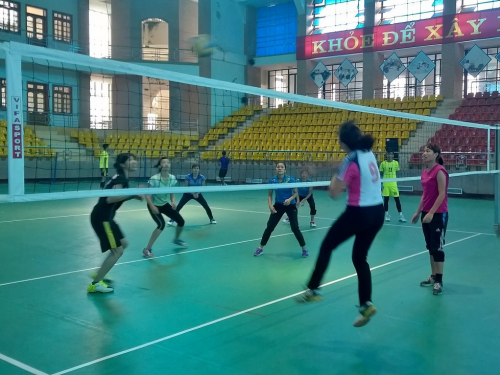 GDTrH. Đoàn vận động viên ngành Giáo dục và Đào tạo tích cực tập luyện, chuẩn bị tham dự giải bóng chuyền đoàn kết Công – Nông – Binh tỉnh Điện Biên lần thứ 33, năm 2016