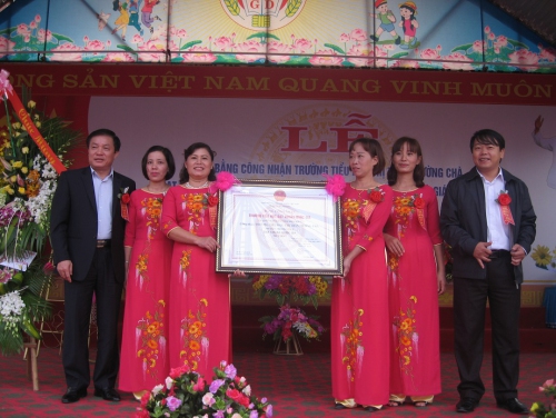 HKH - Trường Tiểu học thị trấn Mường Chà đón nhận Bằng công nhận trường đạt chuẩn Quốc gia mức độ 2
