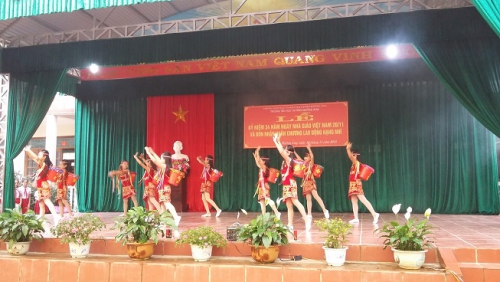 GDTH - Trường Tiểu học thị trấn Mường Ảng tổ chức Lễ kỷ niệm 34 năm ngày nhà giáo Việt Nam và đón nhận Huân chương Lao động Hạng Nhì