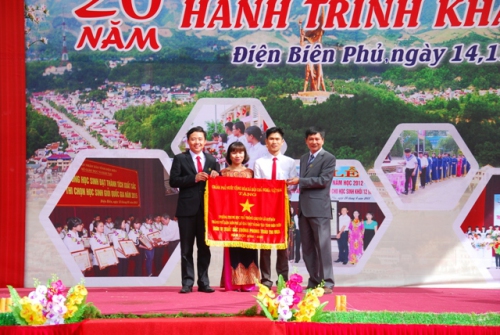 KHTC- Trường THPT Chuyên Lê Quý Đôn tỉnh Điện Biên vinh dự được Chủ tịch nước CHXHCNVN tặng thưởng Huân chương Lao động hạng Nhất