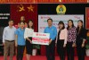 CĐN - Liên đoàn Lao động tỉnh phối hợp cùng Quỹ Tấm Lòng Vàng Báo Lao động và Công ty Cổ phần Bóng đèn phích nước Rạng Đông trao tặng hệ thống chiếu sáng học đường cho các trường học tại tỉnh Điện Biên