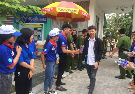 Đoàn viên Trường CĐSP Điện Biên tham gia lễ ra quân Chương trình Tiếp sức mùa thi tại điểm thi Trường THPT Thành phố Điện Biên Phủ