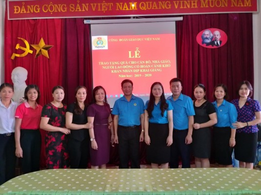 Công đoàn Giáo dục Việt Nam đến thăm và trao quà hỗ trợ cán bộ, nhà giáo, người lao động có hoàn cảnh khó khăn nhân dịp khai giảng năm học mới