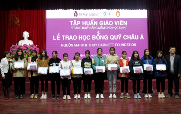 Trao học bổng Quỹ châu Á cho 100 nữ học sinh dân tộc