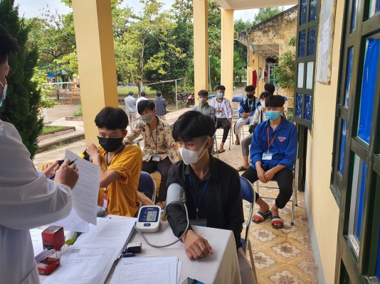 Tiêm Vắc xin phòng chống COVID-19 tại Trường THPT Mường Nhé