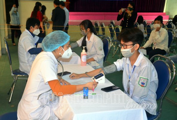 Gần 1.200 học sinh Trường THPT TP. Điện Biên Phủ được tiêm vắc xin phòng Covid-19
