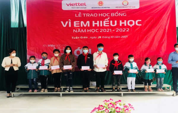 Viettel Điện Biên tiếp tục chắp cánh ước mơ đến trường cho học sinh trên địa bàn huyện Tuần Giáo