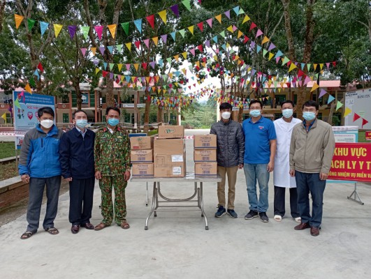 Lãnh đạo Sở GDĐT tỉnh Điện Biên đã đến thăm, tặng quà và động viên các lực lượng làm nhiệm vụ phòng, chống dịch Covid-19 ở khu cách ly tập trung Trường THPT Mường Nhà