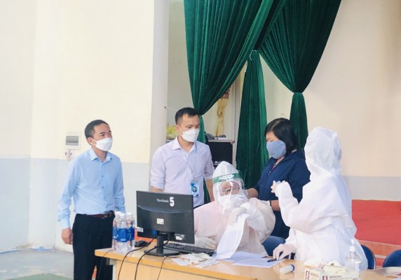 Lãnh đạo Sở Giáo dục và Đào tạo kiểm tra công tác test nhanh Covid-19 tại các cơ sở giáo dục trên địa bàn thành phố Điện Biên Phủ