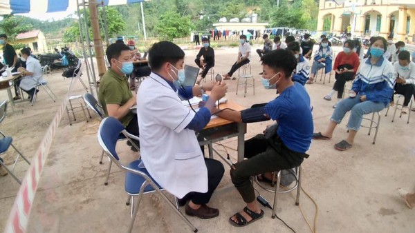 Trường THPT Nậm Pồ đã phối hợp với Trung tâm Y tế huyện Nậm Pồ để tiêm chủng vắc xin Covid -19 cho toàn thể học sinh trong trường.