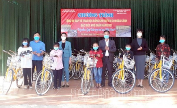 Trao tặng xe đạp và học bổng cho học sinh 5 xã thuộc TP. Điện Biên Phủ