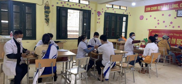 Tiêm vắc xin phòng Covid-19 mũi 2 cho học sinh Trường THPT Trần Can, huyện Điện Biên Đông