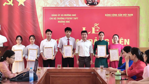 Dấu mốc ý nghĩa trong công tác phát triển Đảng tại Trường PTDTNT THPT Mường Nhé