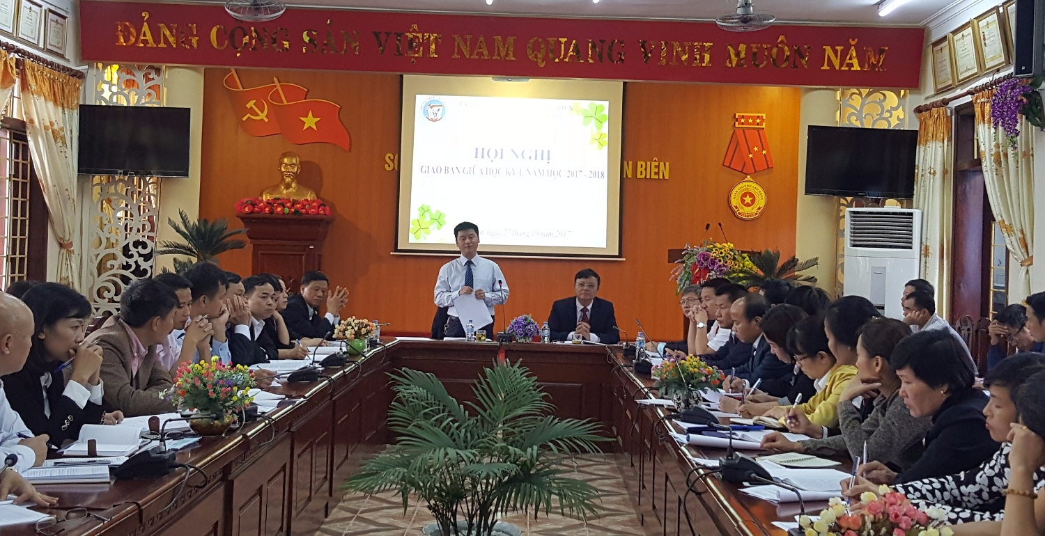 Đồng chí Nguyễn Sỹ Quân Giám đốc Sở Giáo dục và Đào tạo định hướng thảo luận tại Hội nghị