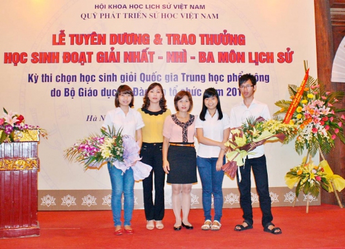GDTrH – Ba học sinh giỏi quốc gia môn Lịch sử năm 2013 của tỉnh Điện Biên được tuyên dương và nhận thưởng của Hội Khoa học Lịch sử, Quỹ Phát triển Sử học Việt Nam, Bộ Giáo dục và Đào tạo.
