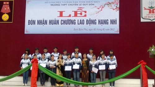 GDTrH – Đoàn giáo viên, học sinh THPT Chuyên Lê Quý Đôn lên đường tham dự Trại hè Hùng Vương lần thứ IX tại Hòa Bình.