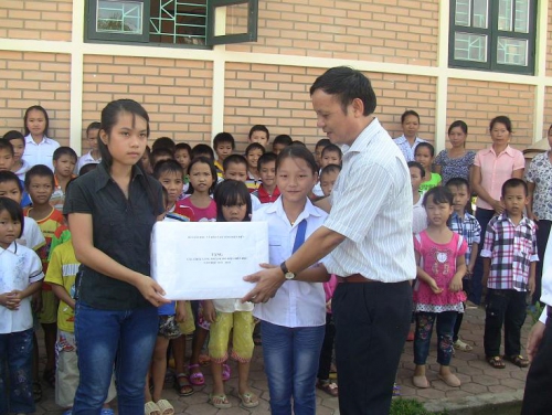 VP- Sở Giáo dục và Đào tạo tổ chức trao quà cho trẻ em tại Trung tâm bảo trợ Xã hội tỉnh và Làng trẻ em SOS Điện Biên Phủ