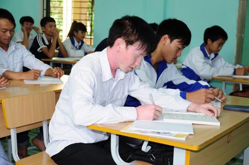 GDTrH – Giàng A Cờ, chàng thanh niên trường THPT Phan Đình Giót không may mắn nhưng hiếu học và quyết tâm vươn lên trong cuộc sống.