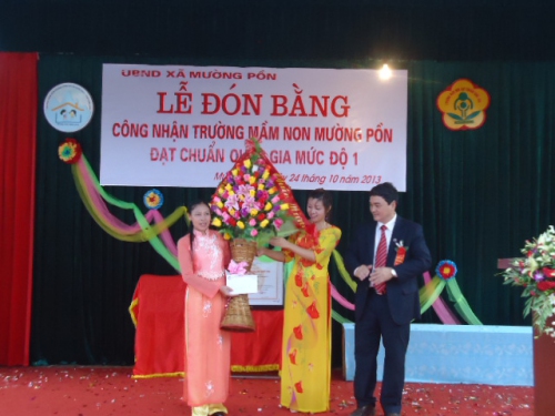 GDMN- Trường mầm non Mường Pồn- huyện Điện Biên Đón bằng công nhận trường đạt chuẩn quốc gia mức độ 1