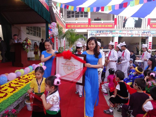 GDMN - Trường mầm non Hoàng Công Chất, huyện Điện Biên đón bằng công nhận trường mầm non đạt chuẩn quốc gia mức độ 2