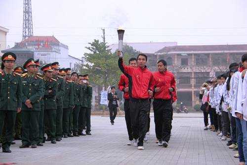 TCCB - Ngày 19/01, tại Quảng trường Trung tâm Hội nghị tỉnh Điện Biên, Trung ương Đoàn TNCS Hồ Chí Minh đã tổ chức lễ khởi động Năm Thanh niên tình nguyện 2014.