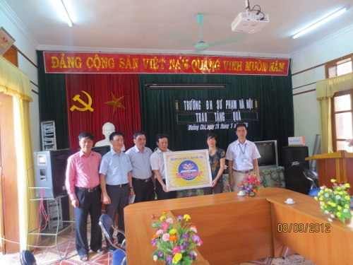 Văn phòng sở: Trường Đại học sư phạm Hà Nội tổ chức trao quà ủng hộ trường THPT Mường Chà – tỉnh Điện Biên