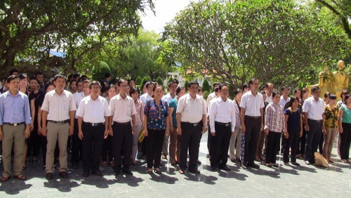 VP - Ngành Giáo dục và Đào tạo tỉnh Điện Biên tổ chức viếng các nghĩa trang liệt sỹ nhân dịp kỷ niệm 67 năm ngày Thương binh Liệt sỹ