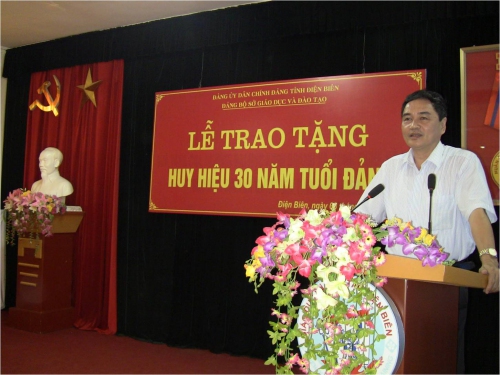TCCB –Lễ trao tặng huy hiệu 30 năm tuổi đảng cho đồng chí Dương Hữu Bình - Ủy viên Ban chấp hành Đảng bộ Sở Giáo dục và Đào tạo, Bí thư Chi bộ Trung tâm Giáo dục Thường xuyên tỉnh Điện Biên