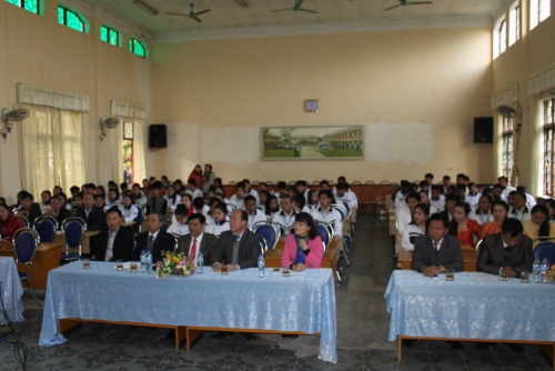 GDTX-CN. Chuyến thăm và gặp gỡ lưu học sinh Lào của lãnh đạo tỉnh U Đôm Xay, nước CHDCND Lào tại Trung tâm GDTX tỉnh.