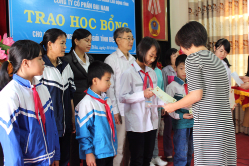 CĐN - Học bổng Tấm lòng vàng - Đại Nam trao 12 suất học bổng cho học sinh con CNVC-LĐ nghèo học giỏi của tỉnh Điện Biên