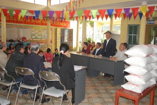 GDMN- Hội Cựu giáo chức Thành phố đến thăm và tặng quà các cháu trường mầm non Thanh Minh