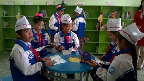 GDTH. Trường Phổ thông dân tộc bán trú Tiểu học Xá Nhè, huyện Tủa Chùa nhận quà tặng của Bộ Giáo dục và nhà tài trợ.