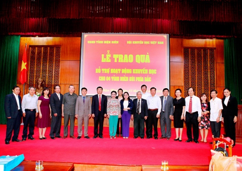 HKH - Công ty TNHH Phát triển Phú Mỹ Hưng ủng hộ 50 triệu đồng để trao học bổng cho học sinh tỉnh Điện Biên