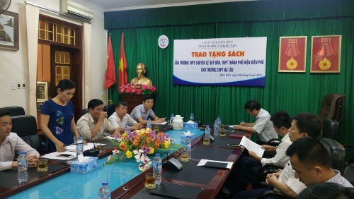 GDTrH – Sở Giáo dục và Đào tạo tổ chức trao tặng sách của trường THPT Chuyên Lê Quý Đôn, THPT thành phố Điện Biên Phủ cho trường THPT Nà Tấu.