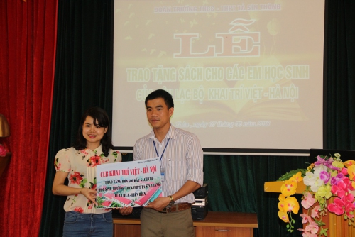 CNTT&NCKH  -  Trường THCS - THPT Tả Sìn Thàng, huyện Tủa Chùa  tổ chức Lễ tiếp nhận sách của Câu lạc bộ Khai trí Việt - Hà Nội cho học sinh.
