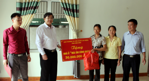 CĐN-Liên đoàn lao động tỉnh tặng 02 nhà ở "Mái ấm công đoàn" cho  gia đình giáo viên huyện Điện Biên