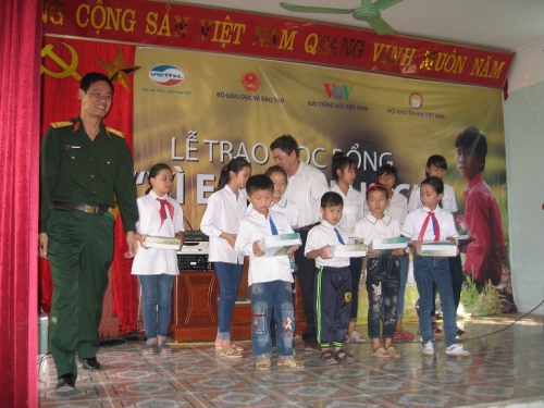 HKH- Hội khuyến học huyện Điện Biên tổ chức trao học bổng cho học sinh trị giá 352 triệu đồng