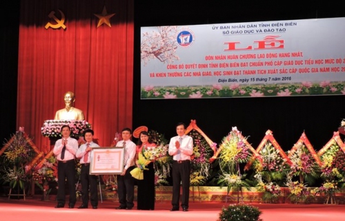 VP- Tổ chức thành công Lễ đón nhận Huân chương lao động hạng Nhất, công bố quyết định tỉnh Điện Biên đạt chuẩn Phổ cập giáo dục tiểu học mức độ 2 và khen thưởng các nhà giáo, học sinh đạt thành tích xuất sắc cấp quốc gia năm học 2015 – 2016