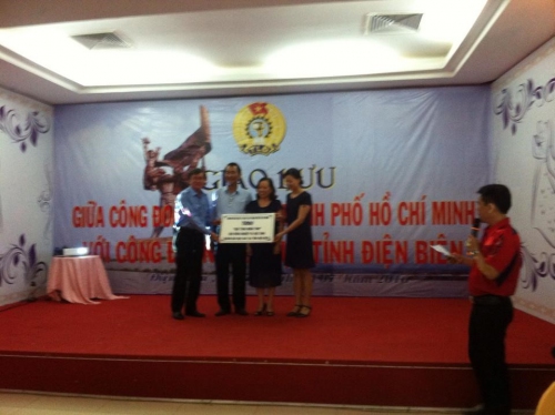 CĐN-Công đoàn ngành Giáo dục tỉnh Điện Biên tiếp nhận quà tặng nghĩa tình từ Công đoàn Giáo dục thành phố Hồ Chí Minh