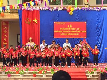 CĐN-LĐLĐ tỉnh Tặng 50 cặp phao cứu sinh cho học sinh các trường tiểu học thị xã Mường Lay