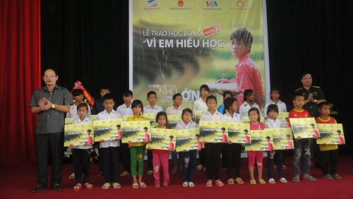 VP - 130 suất học bổng “Vì em hiếu học” đến với học sinh huyện Điện Biên Đông