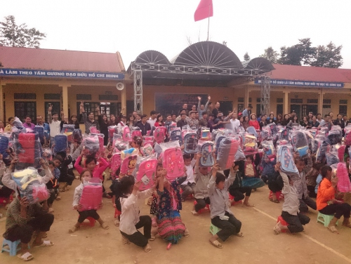 VP - 422 phần quà “Sưởi ấm Sa Dung” đến với học sinh Trường PTDTBT Tiểu học Quang Trung, huyện Điện Biên Đông