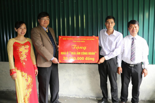 CĐN - Trao nhà ở “Mái ấm công đoàn” cho đoàn viên công đoàn huyện Điện Biên Đông