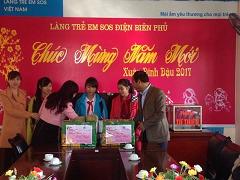 VP- Thăm, tặng quà cho làng trẻ em SOS Điện Biên Phủ và Trung tâm Bảo trợ xã hội tỉnh nhân dịp tết nguyên đán Đinh Dậu