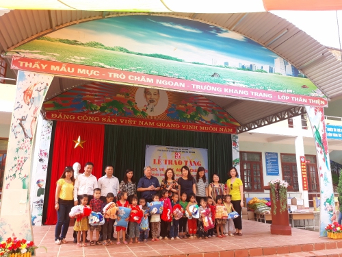 GDMN – Đoàn từ thiện Công đoàn cơ sở Nhà xuất bản Giáo dục Việt Nam tặng quà cho học sinh xã Búng Lao, huyện Mường Ảng