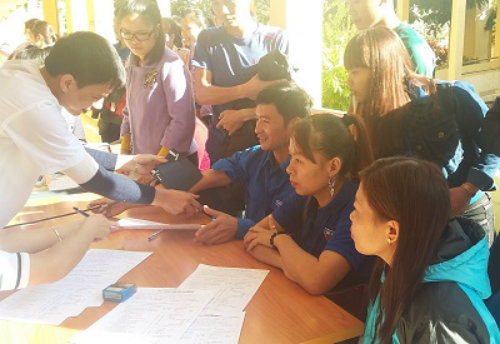 VP- Cán bộ, giáo viên trường THPT Thị xã Mường Lay hưởng ứng ngày hiến máu tình nguyện