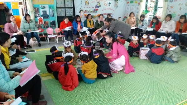 Phòng Giáo dục và Đào tạo huyện Tủa Chùa tổ chức sinh hoạt chuyên đề “Xây dựng trường mầm non lấy trẻ làm trung tâm”