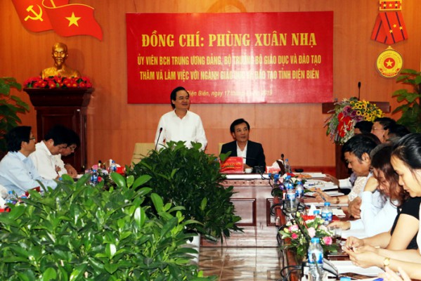 Bộ trưởng Bộ Giáo dục và Đào tạo Phùng Xuân Nhạ lên thăm làm việc với ngành Giáo dục Đào tạo tỉnh Điện Biên
